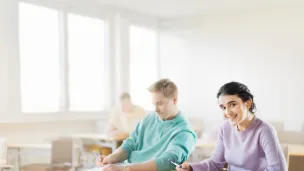 Mies ja nainen päydän ääressä opetustilassa